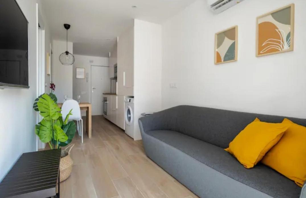 Apartment Close To The Beach Sant Adria de Besos Bagian luar foto